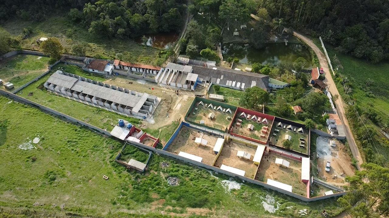 Vista aérea do abrigo Resgaute, mostrando a estrutura completa do terreno